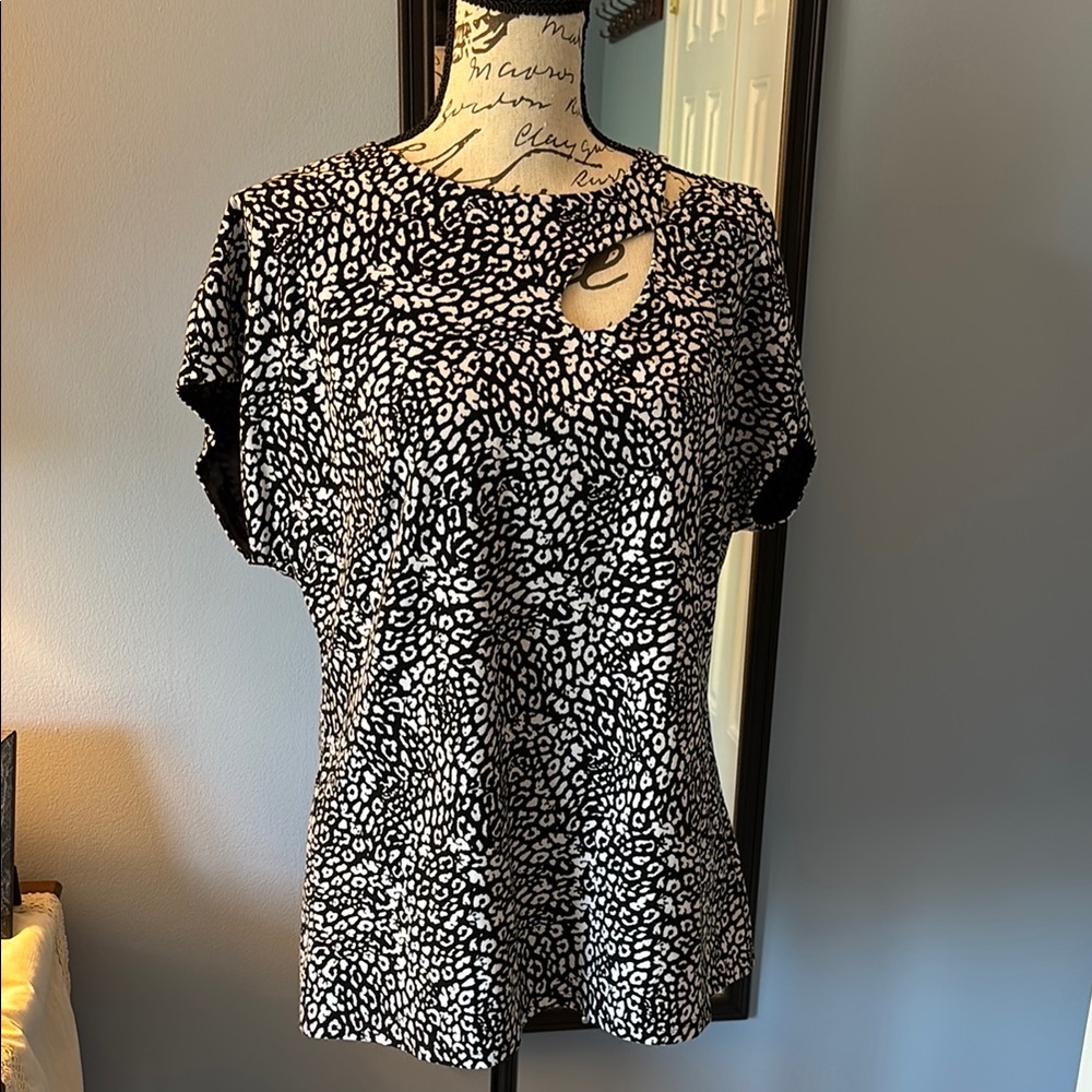 Ladies Black and White Top with cutout’s at front and back. NWT
